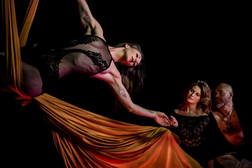 Spectacle de tissu aérien, conte sensuel et musique live au sitar indien