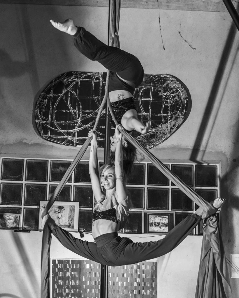Spectacle de tissu aérien, bungee dance, danse contemporaine, musique electro