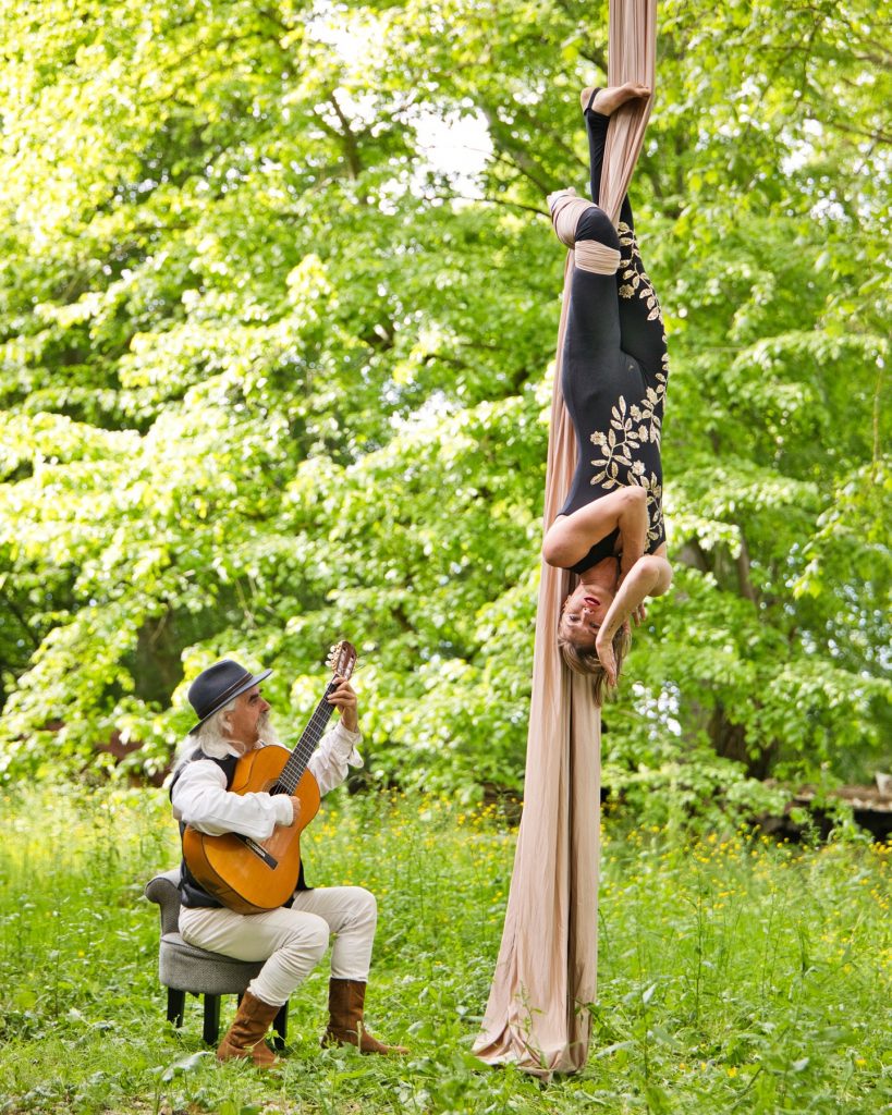Sueno est un spectacle de théâtre vivant mêlant tissu aérien, musique Flamenco et expression corporelle.