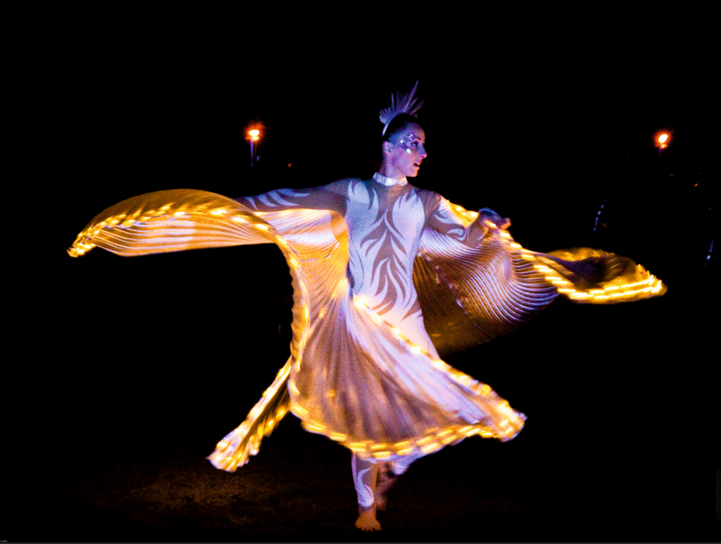 Danse orientale, spectacle de feu, danse aérienne, ailes d'Isis