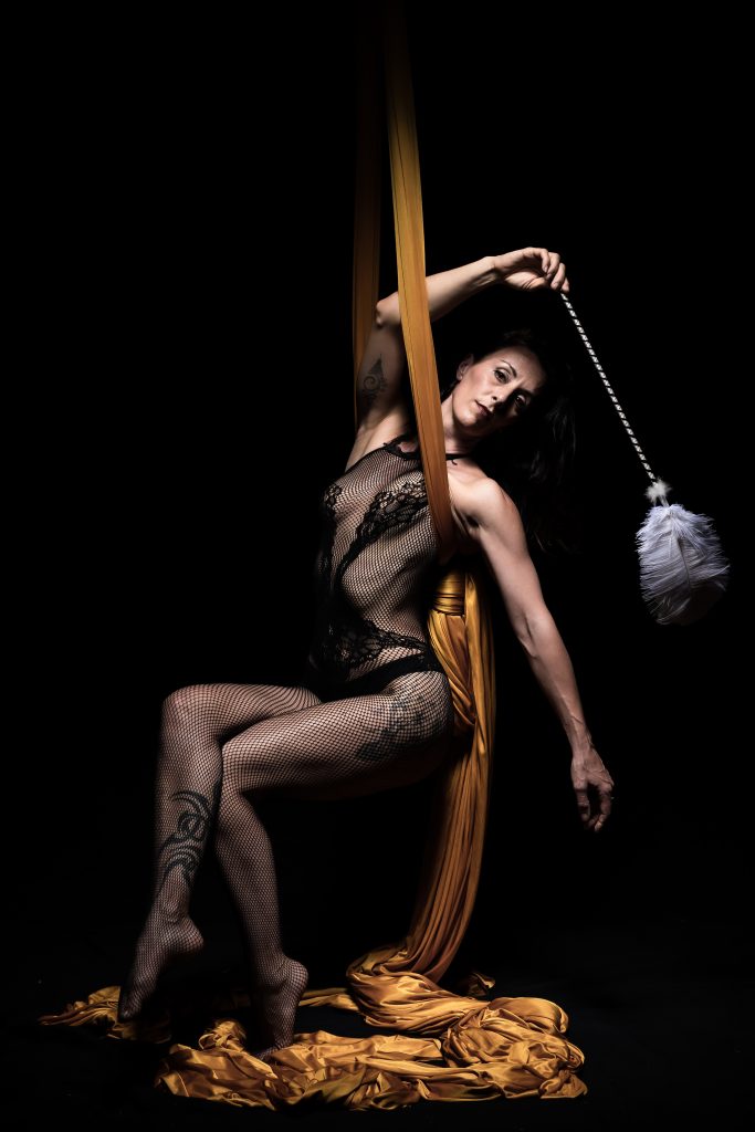 Danse aérienne, comédie, théâtre, conte sensuel, tissu aérien