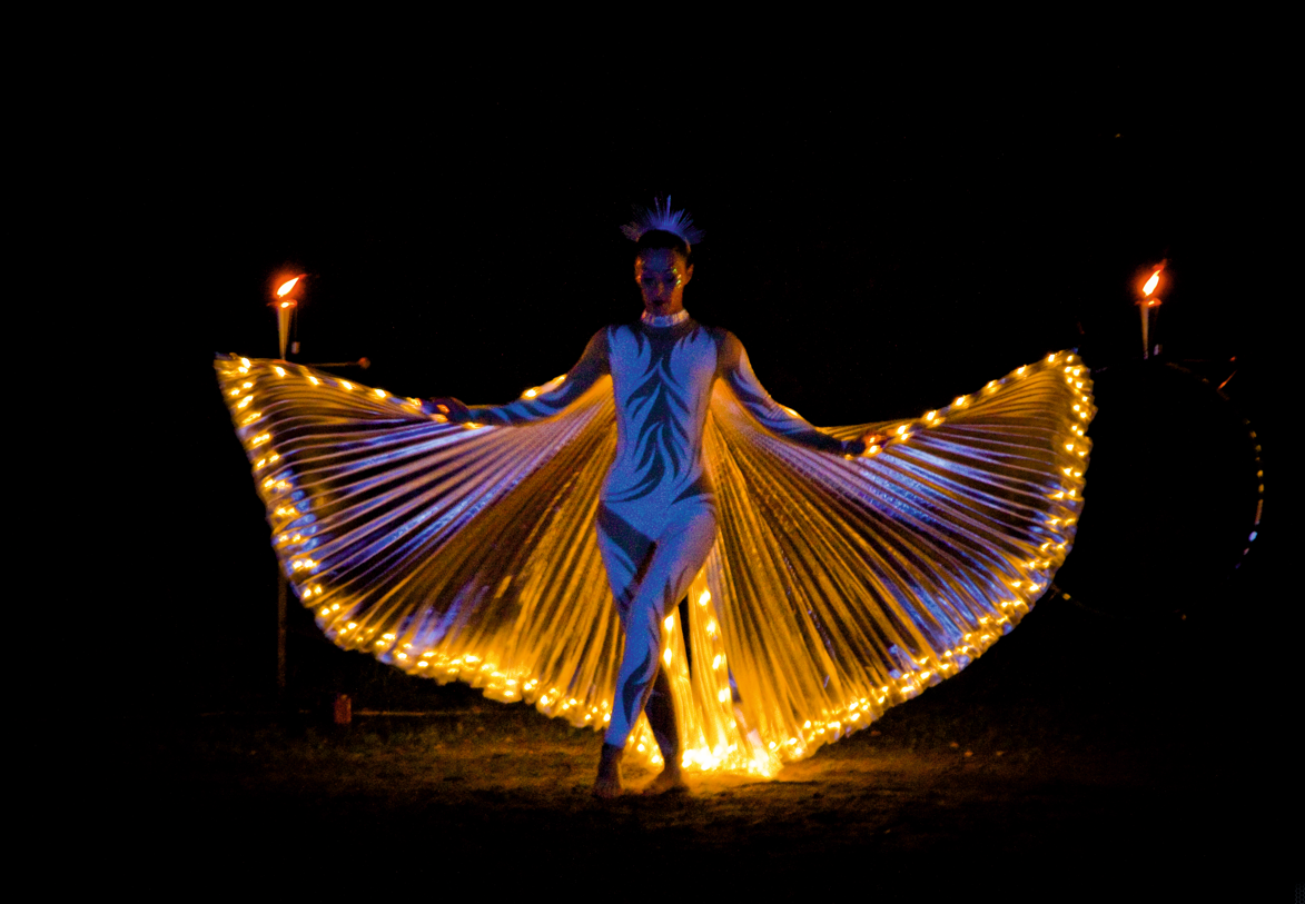 Danse aux ailes d' Isis, danse orientale, ailes lumineuses spectacle de feu