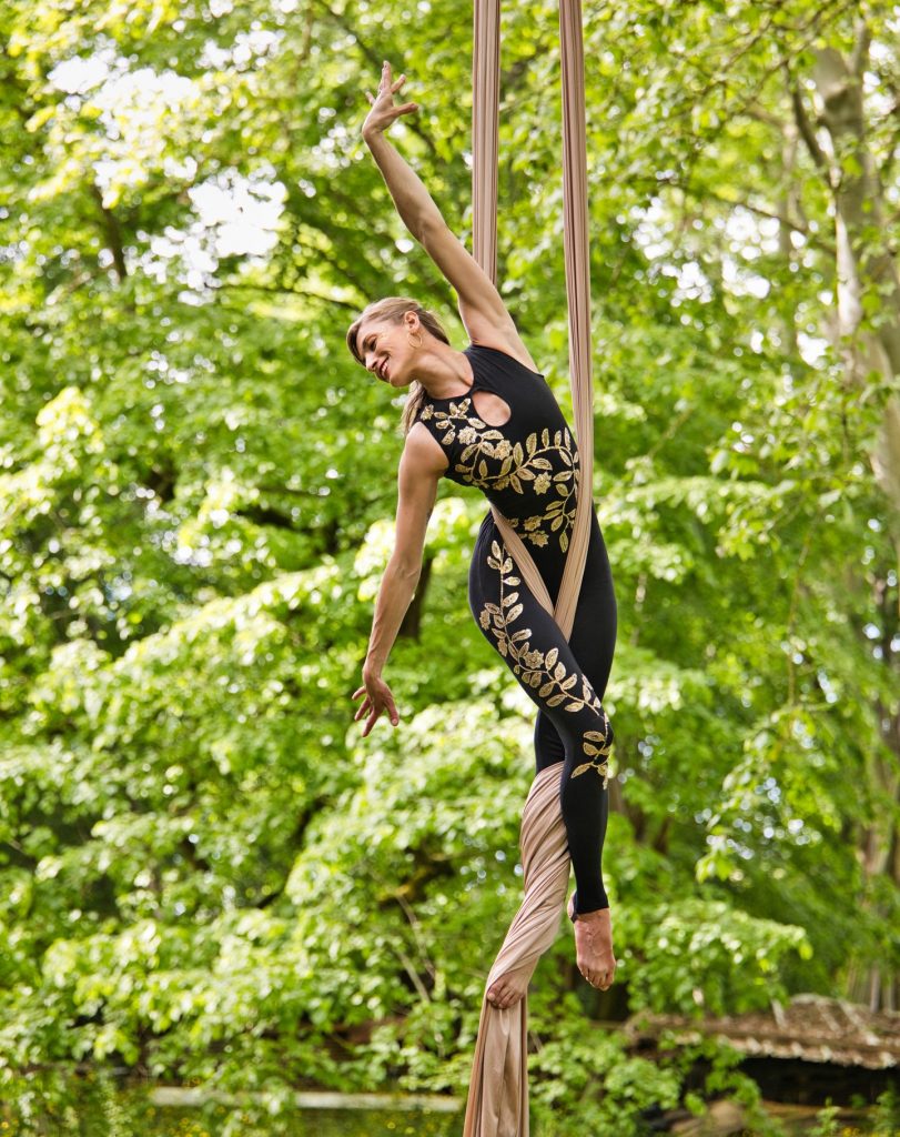 Danse aérienne, spectacle de tissu aérien
