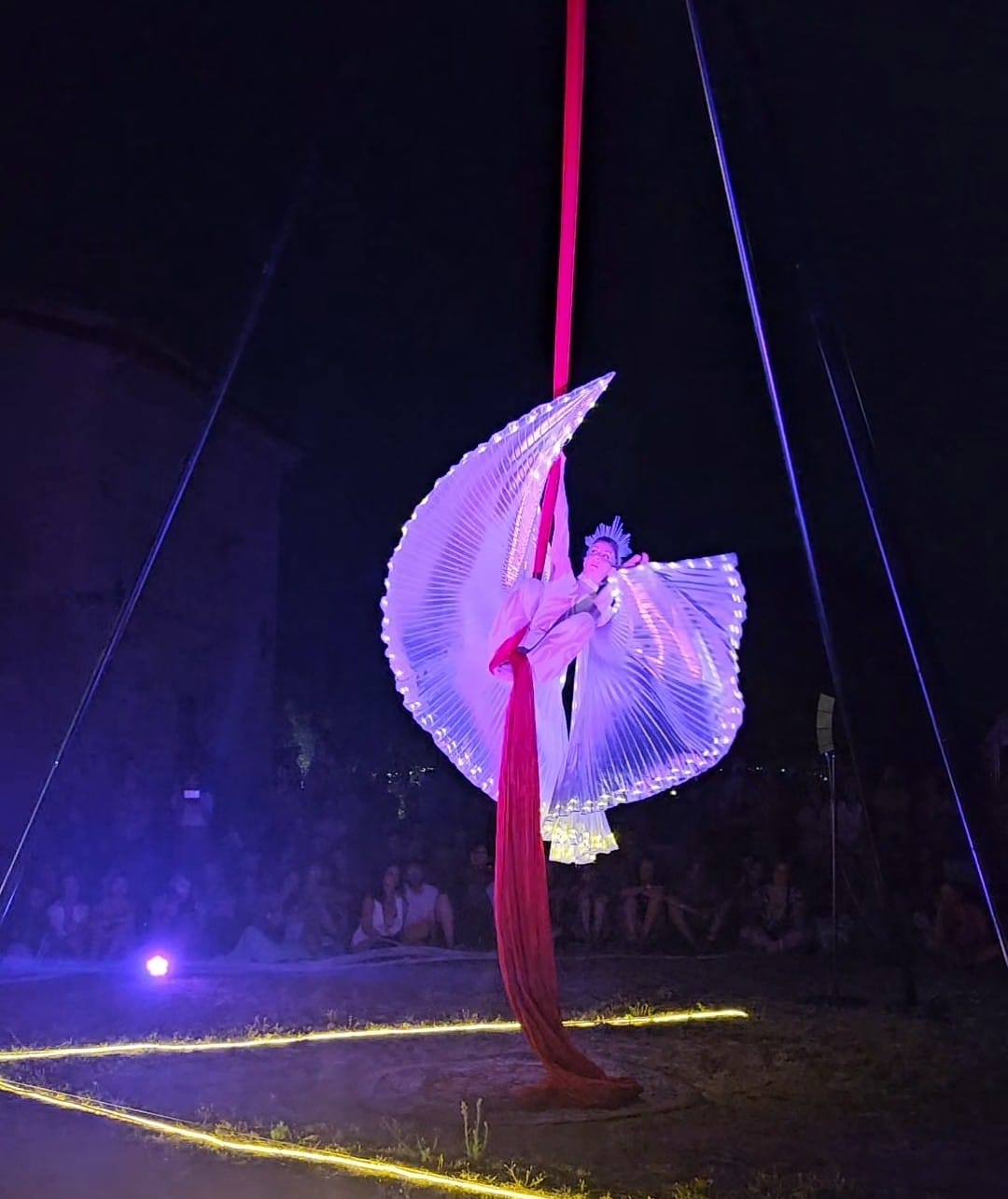 Tissu aérien et ailes d'Isis Spectacle Philaé