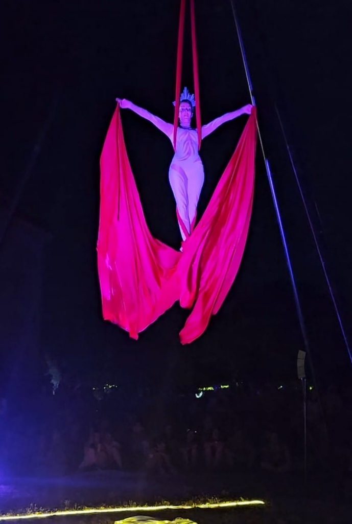 Danse aérienne sur tissu aérien