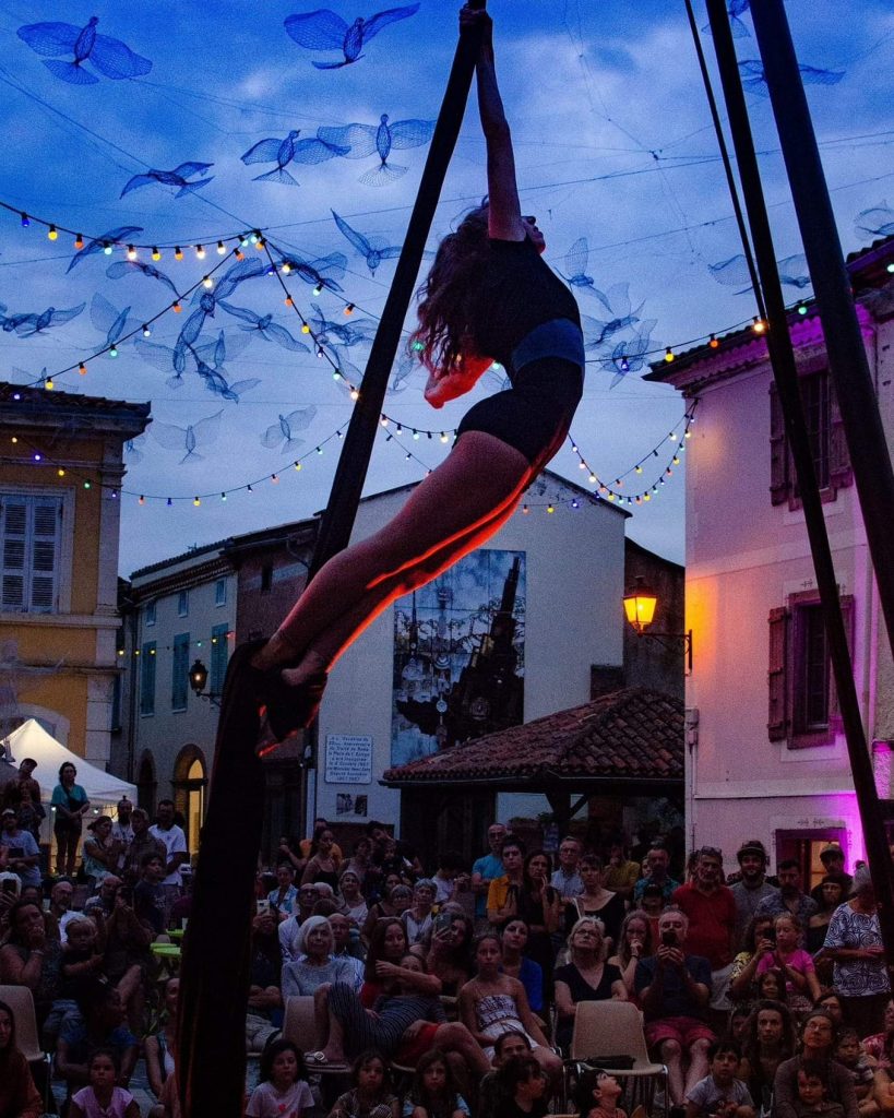Elise, danse aérienne , tissu aérien, Spectacle Aéris