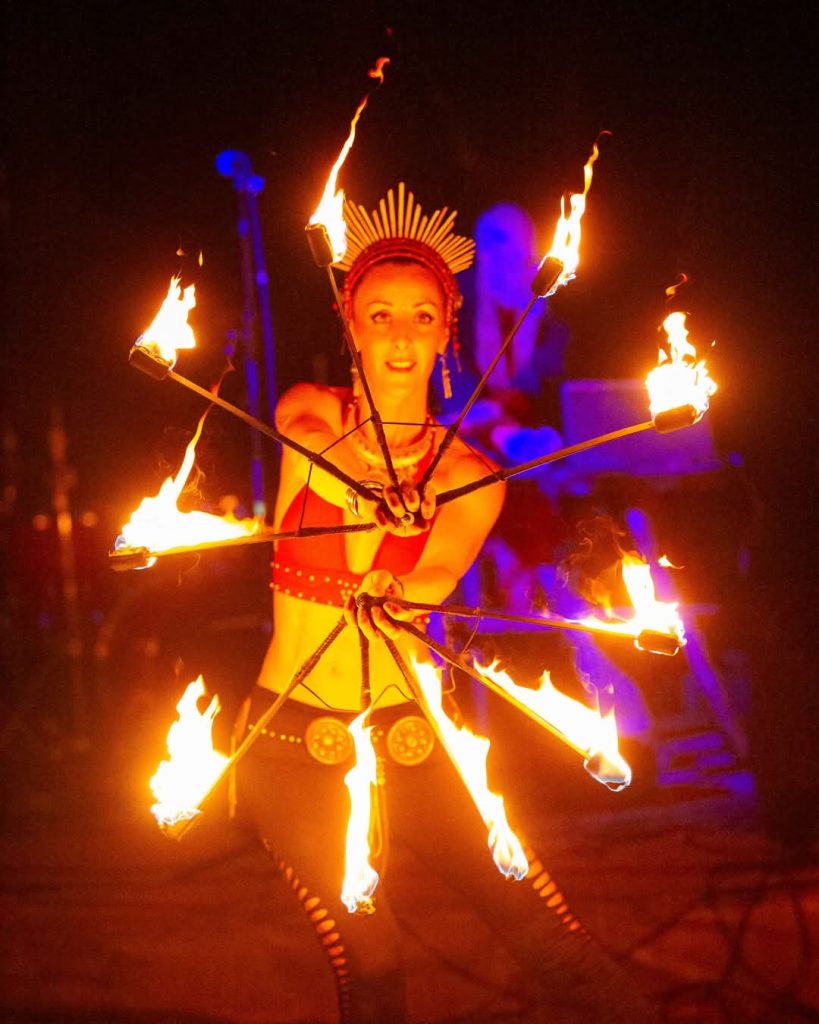 spectacle de feu, éventail de feu