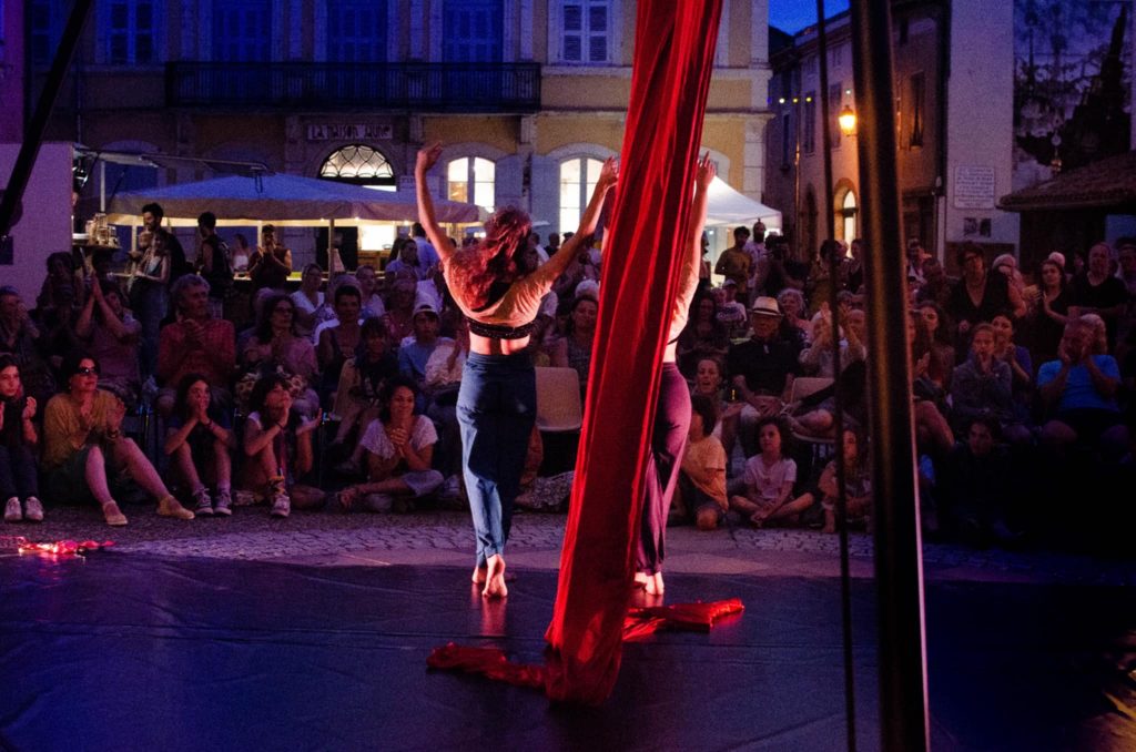 Tissu aérien, bungee dance, spectacle de danse aérienne Aéris