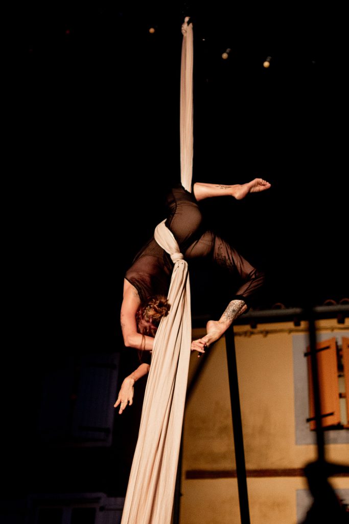 Spectacle Eclypse tissu aérien, cerceau aérien